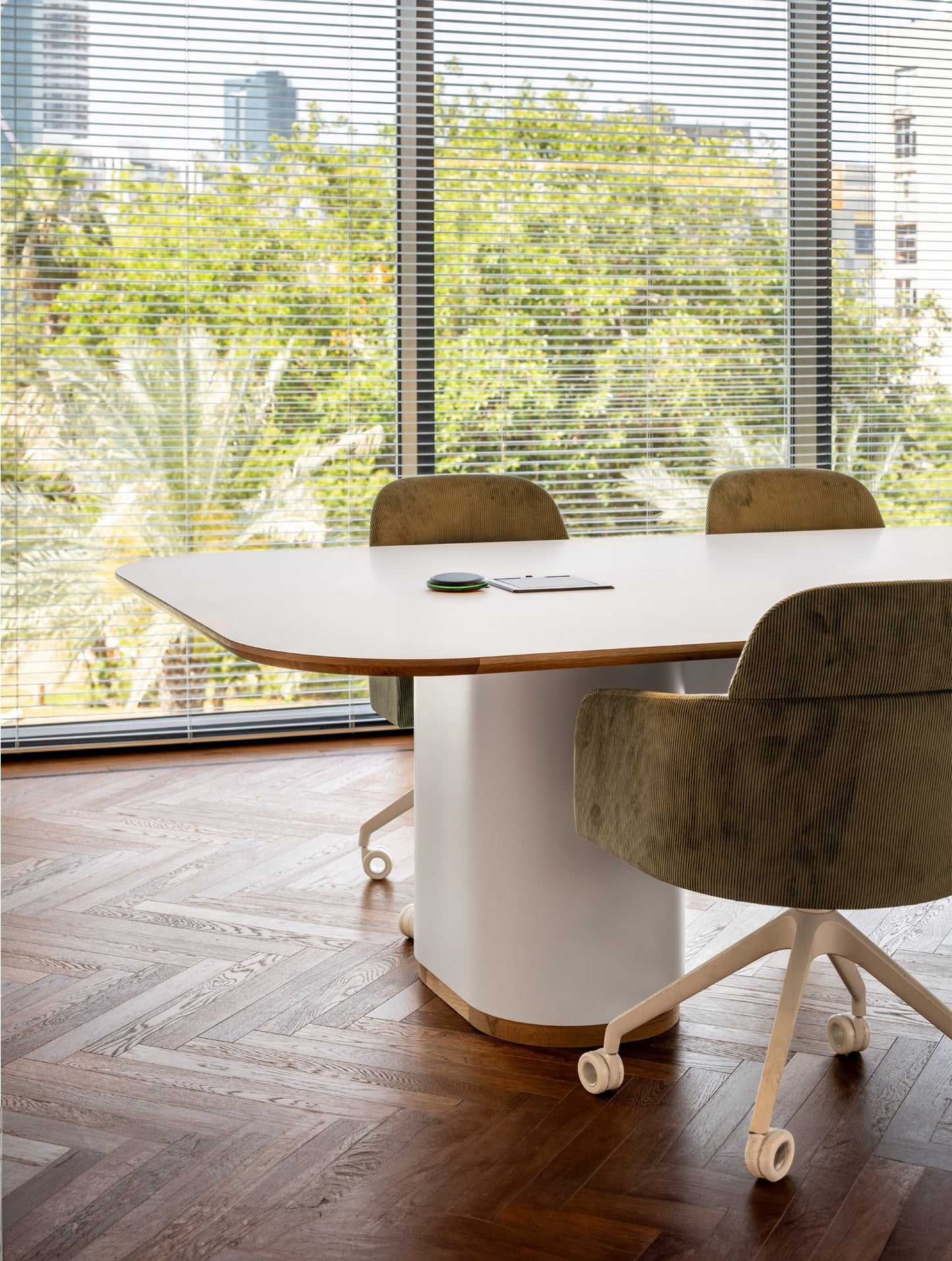 שולחן ישיבות בורד עם רגל אובלית מרכזית