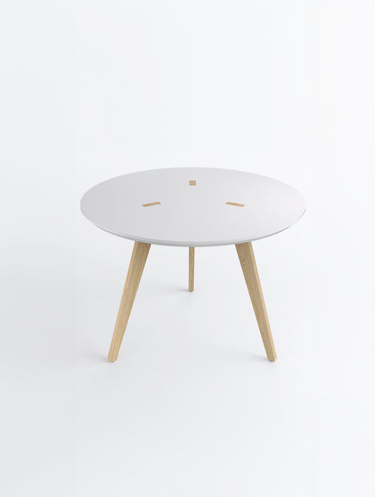 שולחן עגול בצבע לבן עם רגלי עץ אלון