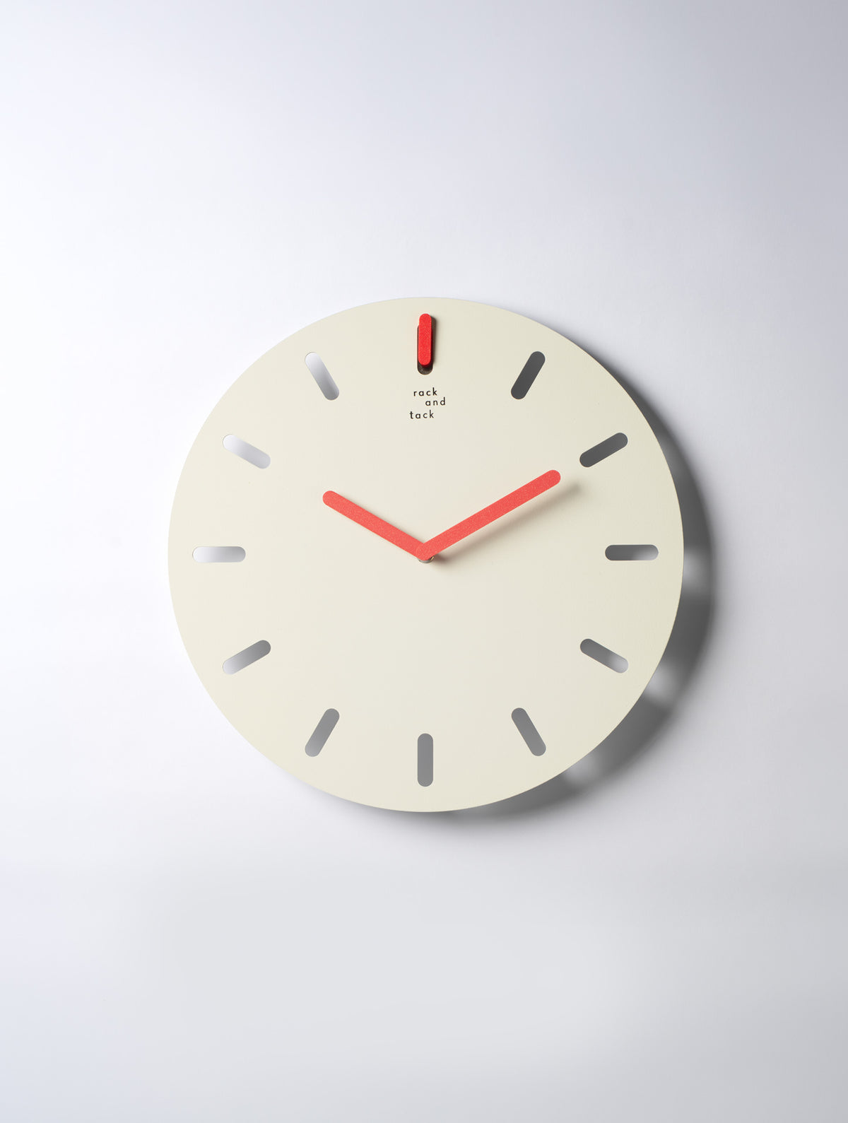 שעון קיר Time Frame אפור עם לוח מתכת מחורץ, מחוגים בגוון אדום ומתלה גלוי