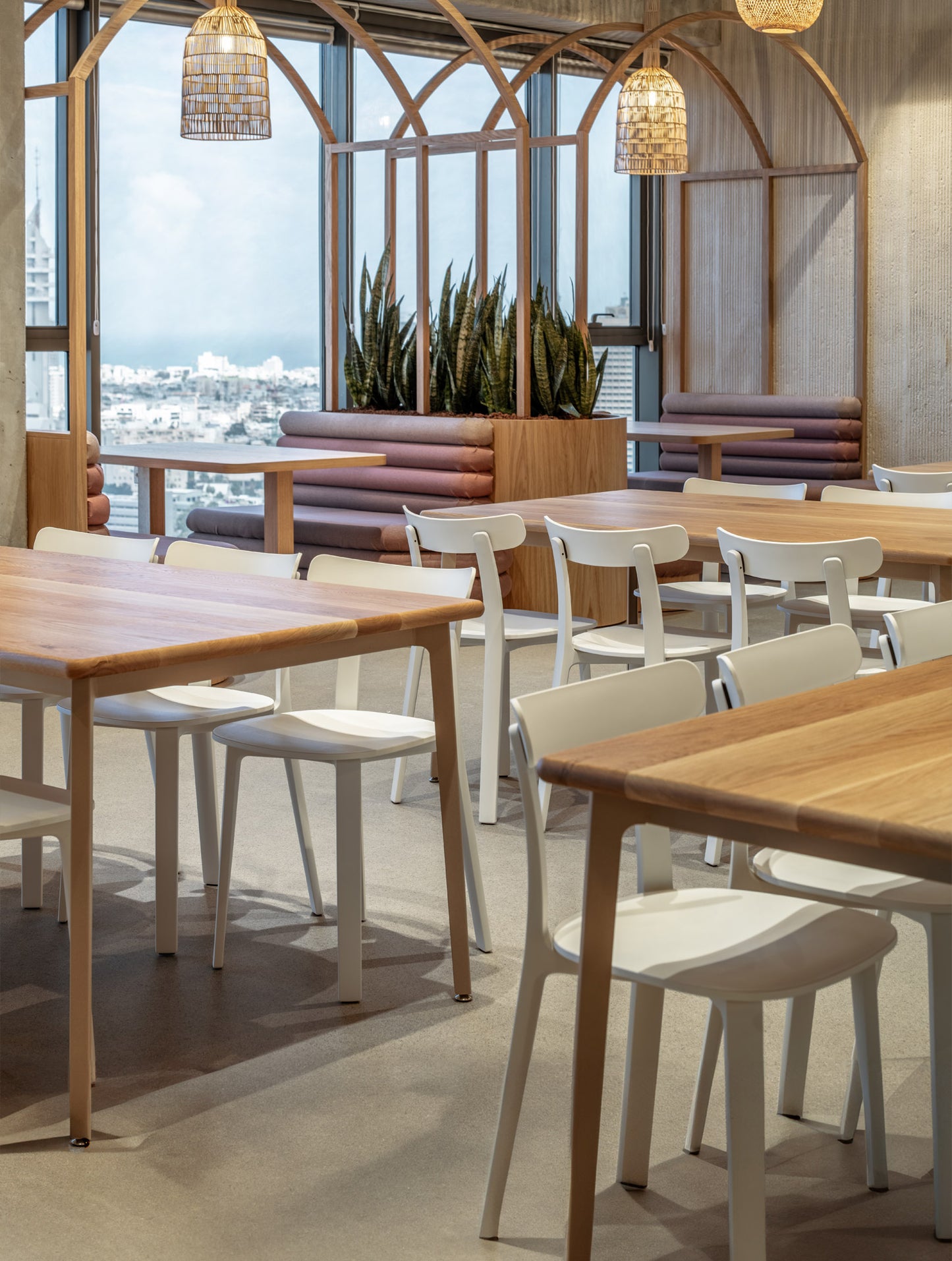 שולחן קפיטריה מעץ אלון עם רגלי מתכת בגוון מוקה