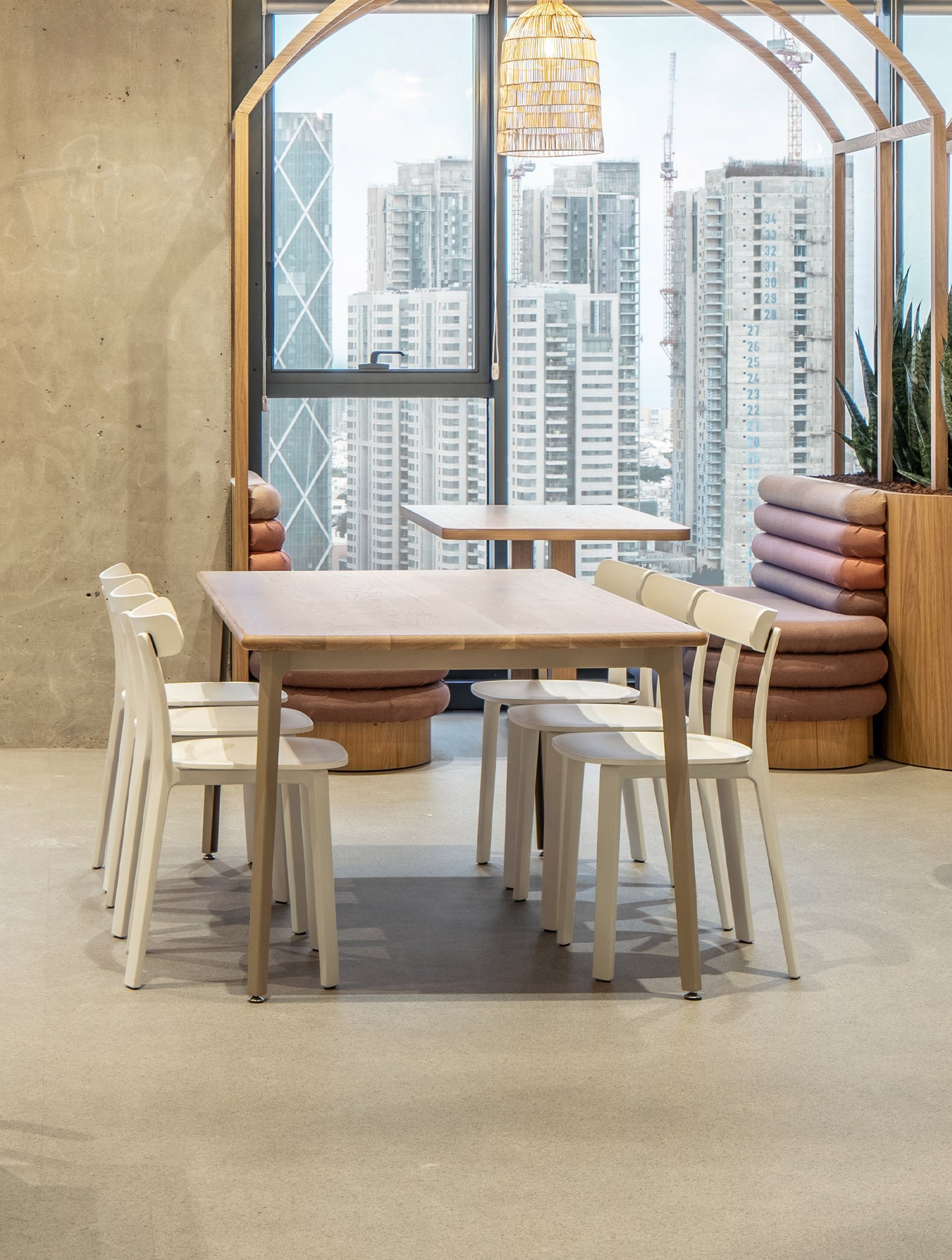 שולחן קפיטריה מעץ אלון עם רגלי מתכת בגוון מוקה