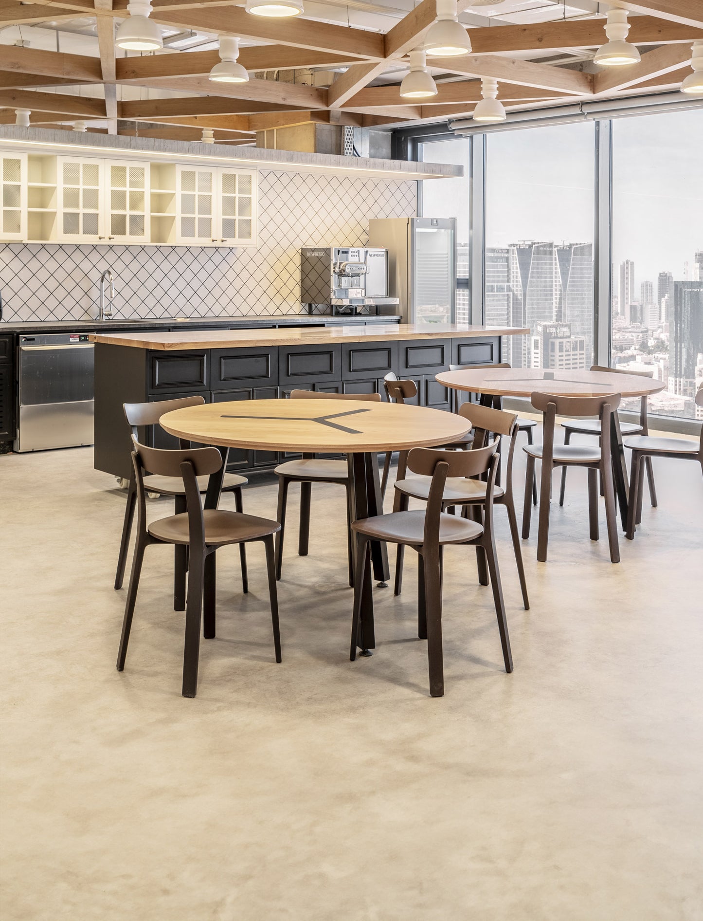 שולחן קפיטריה מעץ אלון עם רגלי מתכת שחורות