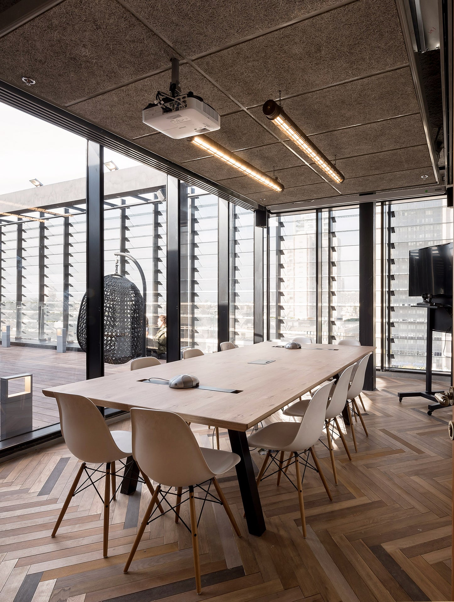 שולחן ישיבות מעץ אלון