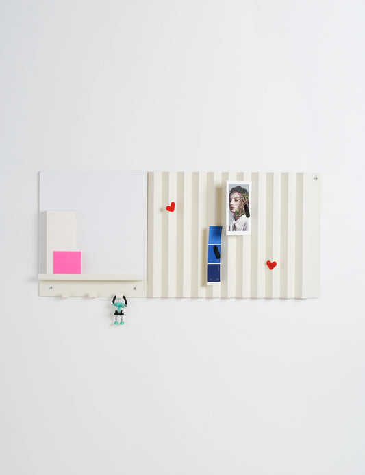 לוח מגנטי משולב לוח מחיק לתכנון משימות וארגון, פתרון נפלא להוספת טאצ' אישי בסביבת העבודה עם תמונות וגלויות. בלוח מדף קטן לכלי כתיבה, שלושה מתלים לחפצים אישיים ושני מגנטים.