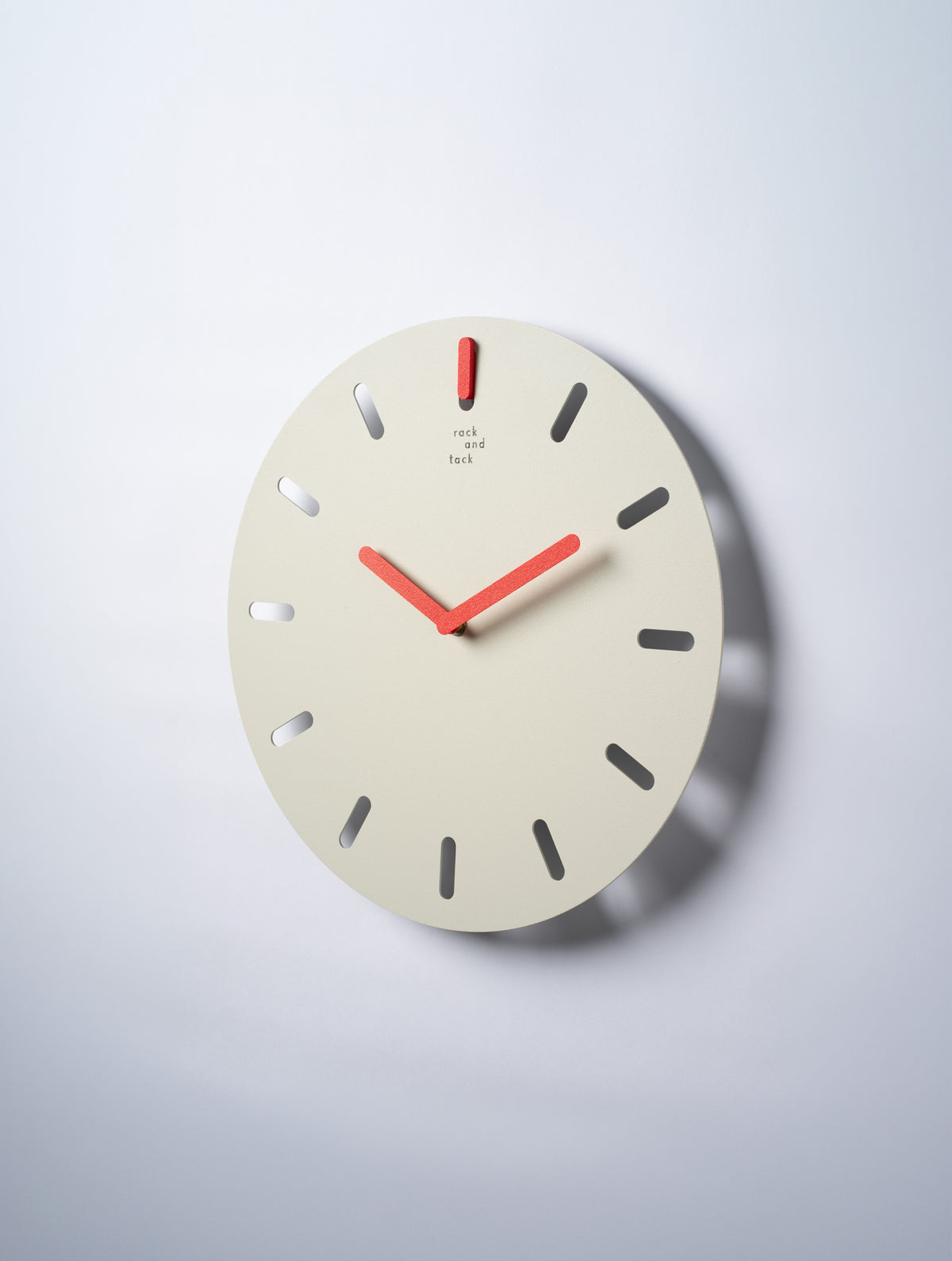 שעון קיר Time Frame צבוע באפור, לוח מתכת מחורץ, מחוגים בגוון אדום ומתלה גלוי