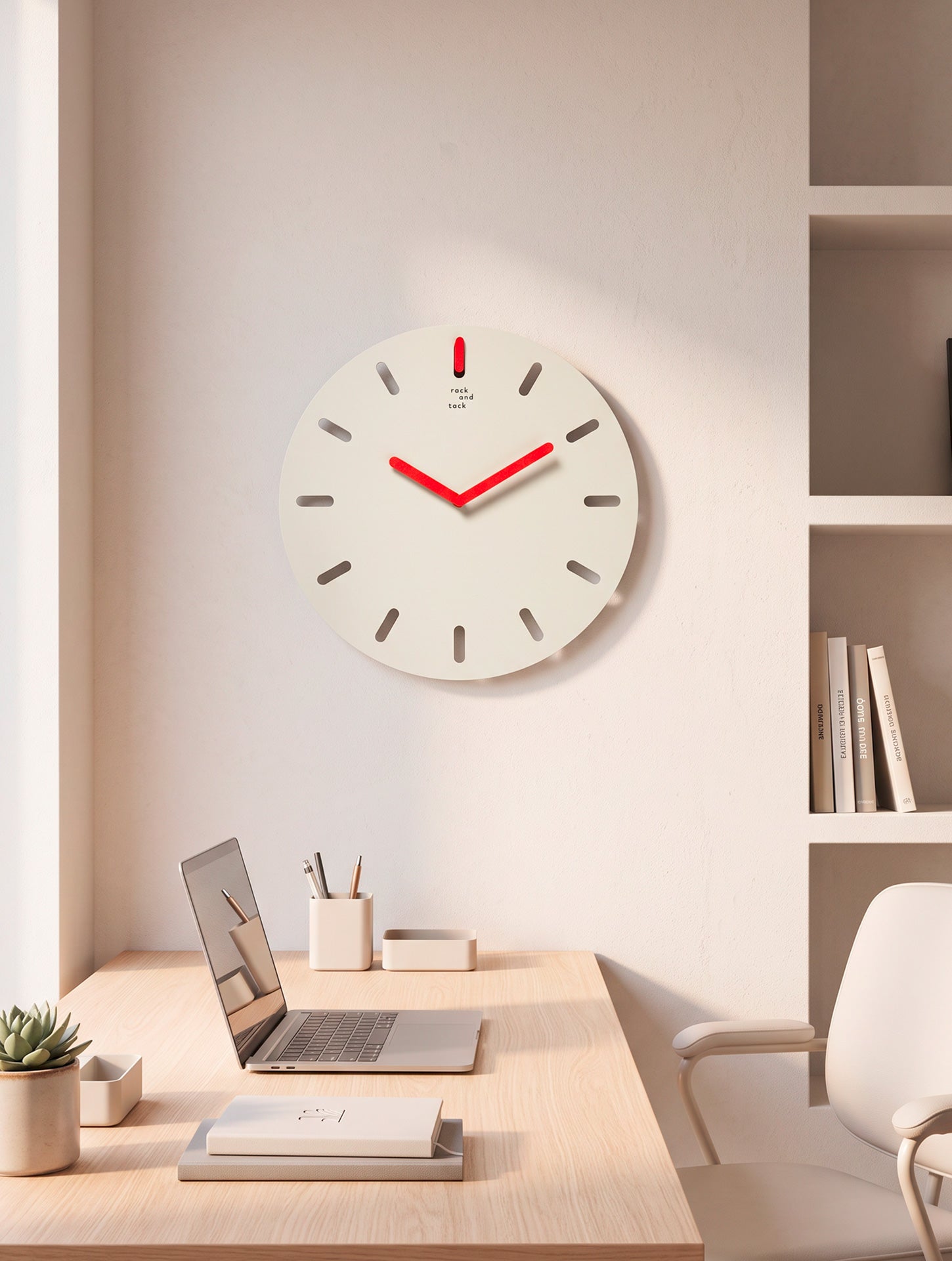 תמונת אוירה בחלל משרדי של שעון קיר Time Frame אפור עם לוח מתכת מחורץ, מחוגים בגוון אדום ומתלה גלוי