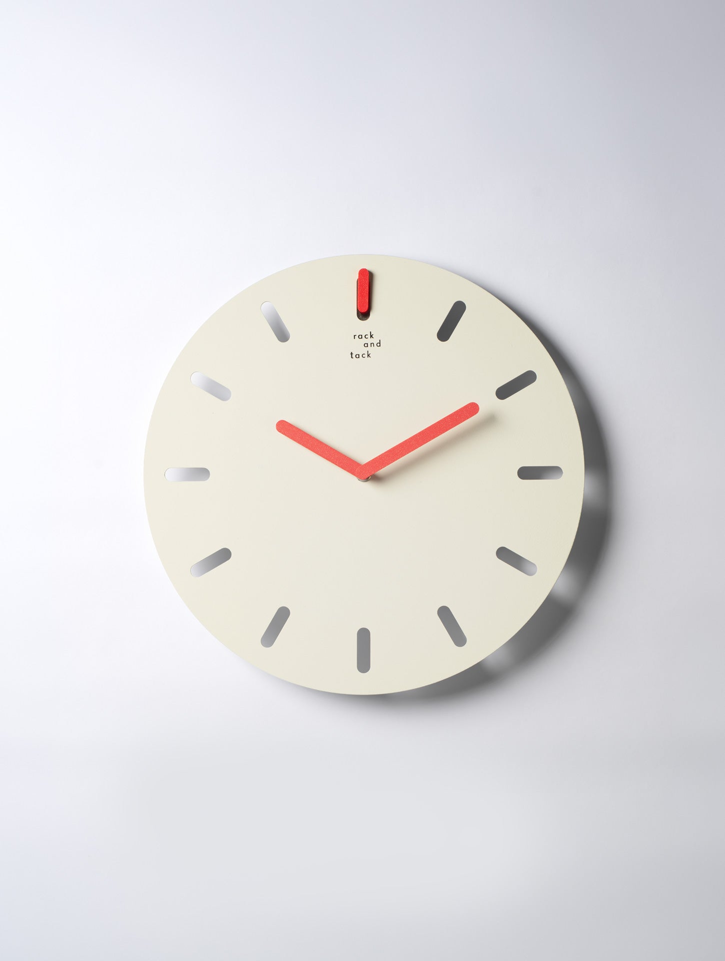 שעון קיר Time Frame אפור עם לוח מתכת מחורץ, מחוגים בגוון אדום ומתלה גלוי