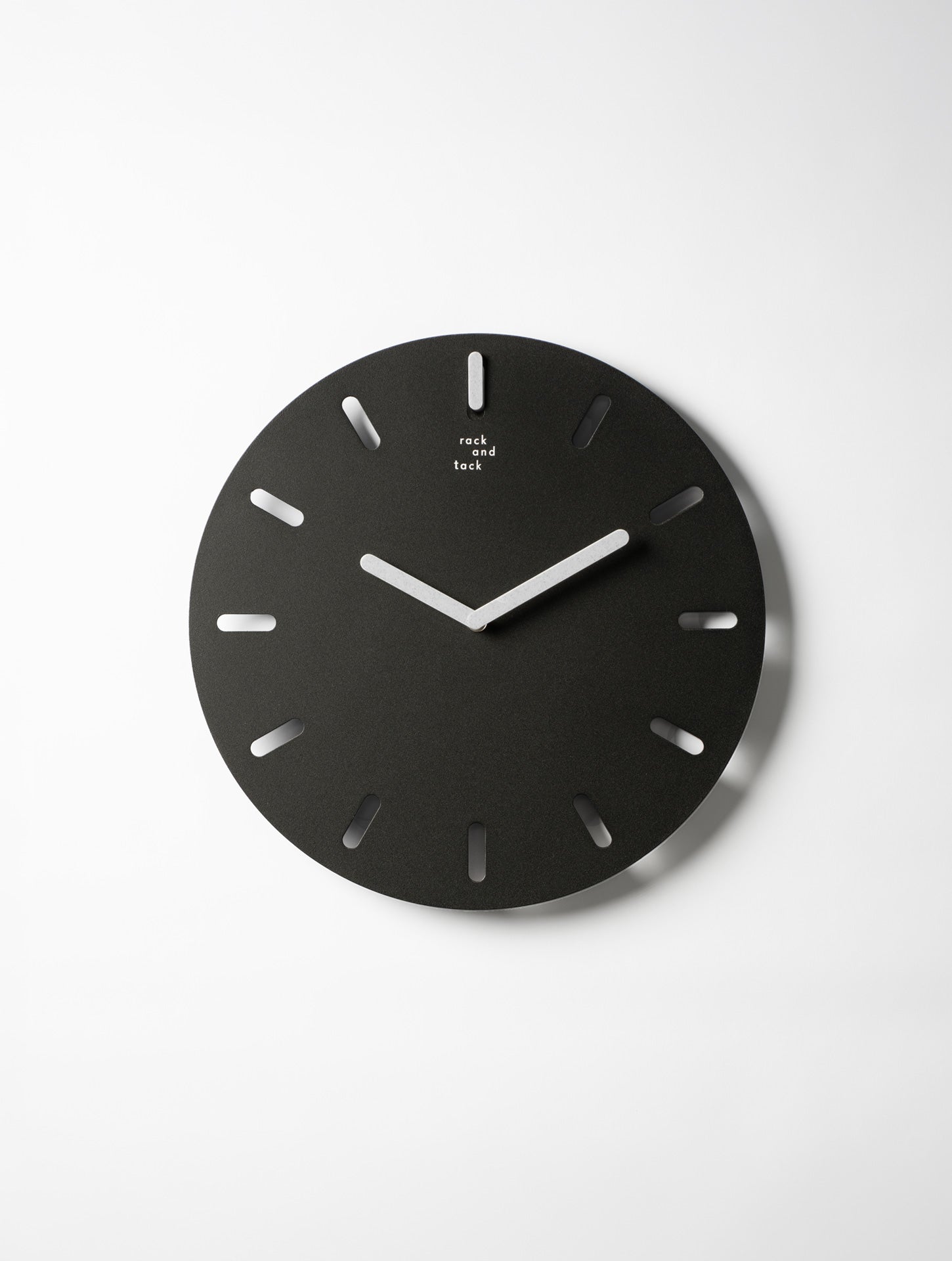 שעון קיר Time Frame שחור עם לוח מתכת מחורץ, מחוגים בגוון אפור שיש ומתלה גלוי