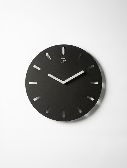 שעון קיר Time Frame שחור עם לוח מתכת מחורץ, מחוגים בגוון אפור שיש ומתלה גלוי