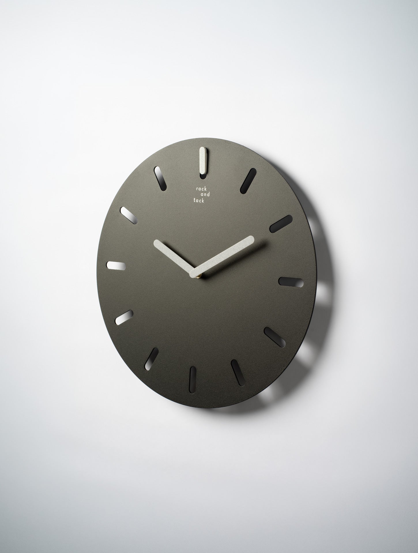 שעון קיר Time Frame שחור עם לוח מתכת  -  מחורץ, מחוגים בגוון אפור שיש ומתלה גלוי תמונת צד