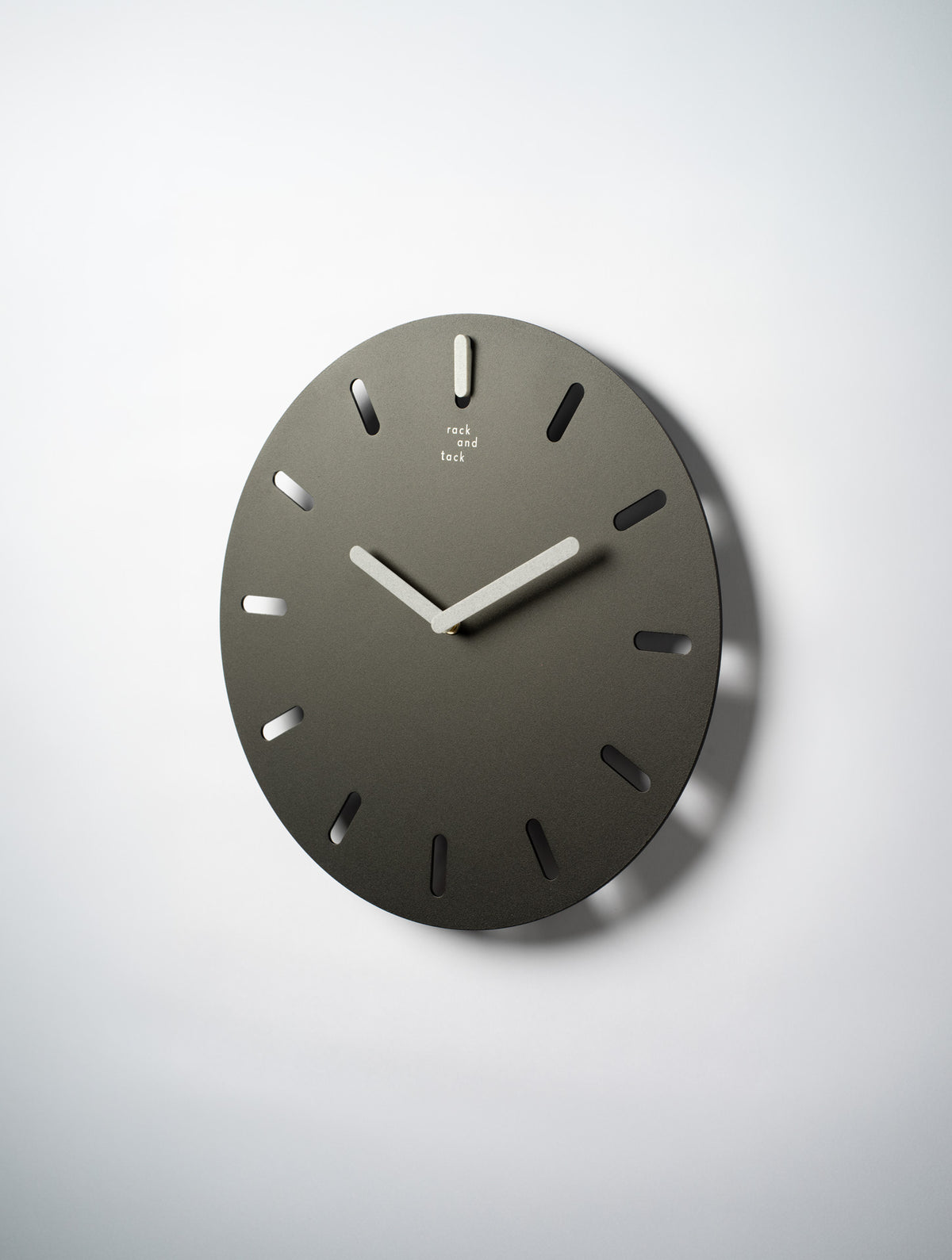 שעון קיר Time Frame שחור עם לוח מתכת  -  מחורץ, מחוגים בגוון אפור שיש ומתלה גלוי תמונת צד