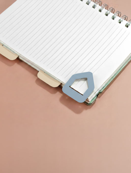 : סימנייה מעור ממוחזר של VACAVALIENTE בגוון תכלת Baby Blue