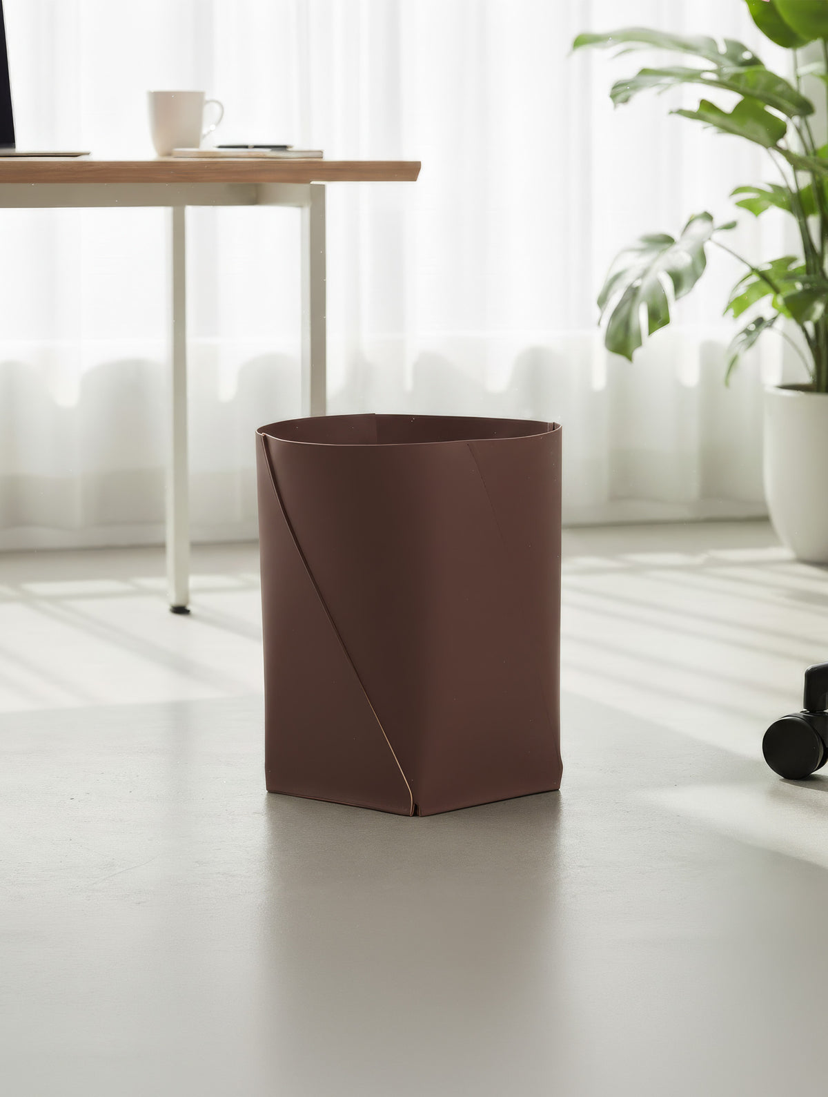 פח אשפה מעור ממוחזר בגוון חום כהה Ebony של VACAVALIENTE