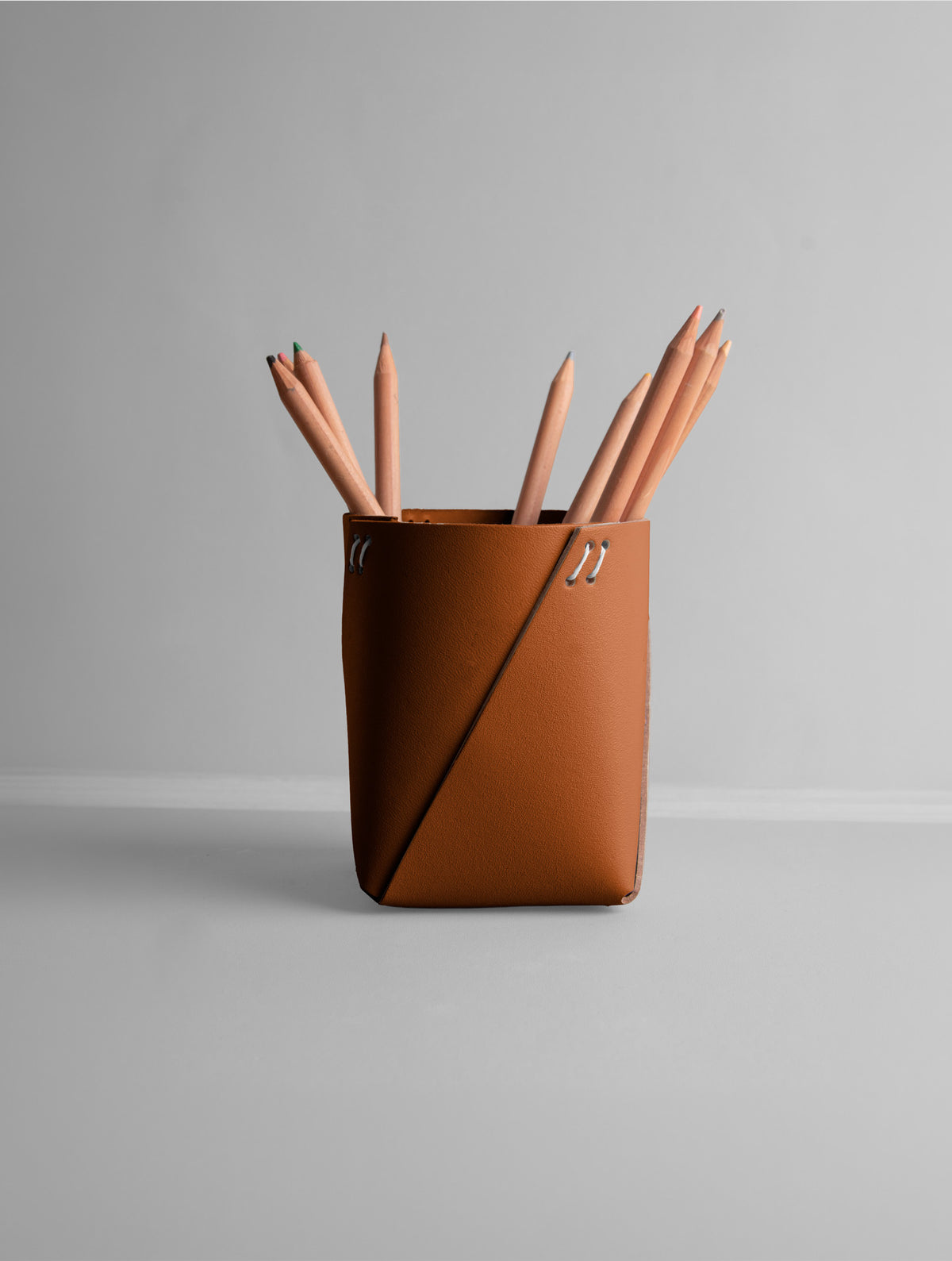 מעמד לעטים ולעפרונות מעור ממוחזר בגוון חום כאמל Matone של VACAVALIENTE