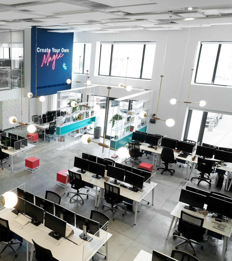 ריהוט משרדי מעוצב למשרדי סטודיו העיצוב של חברת Wix שולחנות עבודה, שולחנות מחשב, שולחנות כתיבה, שולחנות לצוותי עבודה שולחנות זוגיים, שולחנות לצוותי עבודה