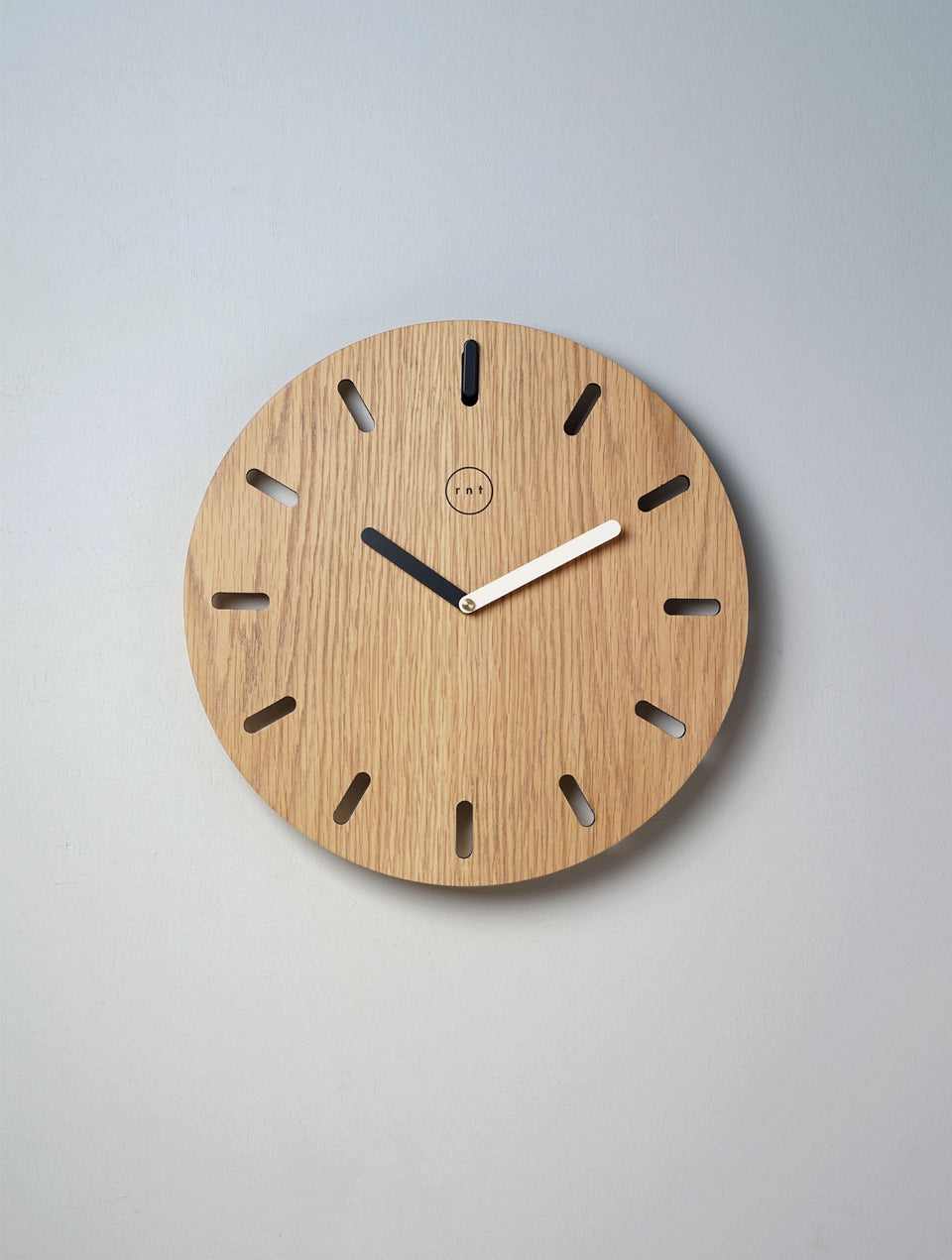 שעון קיר עץ אלון | Time Frame