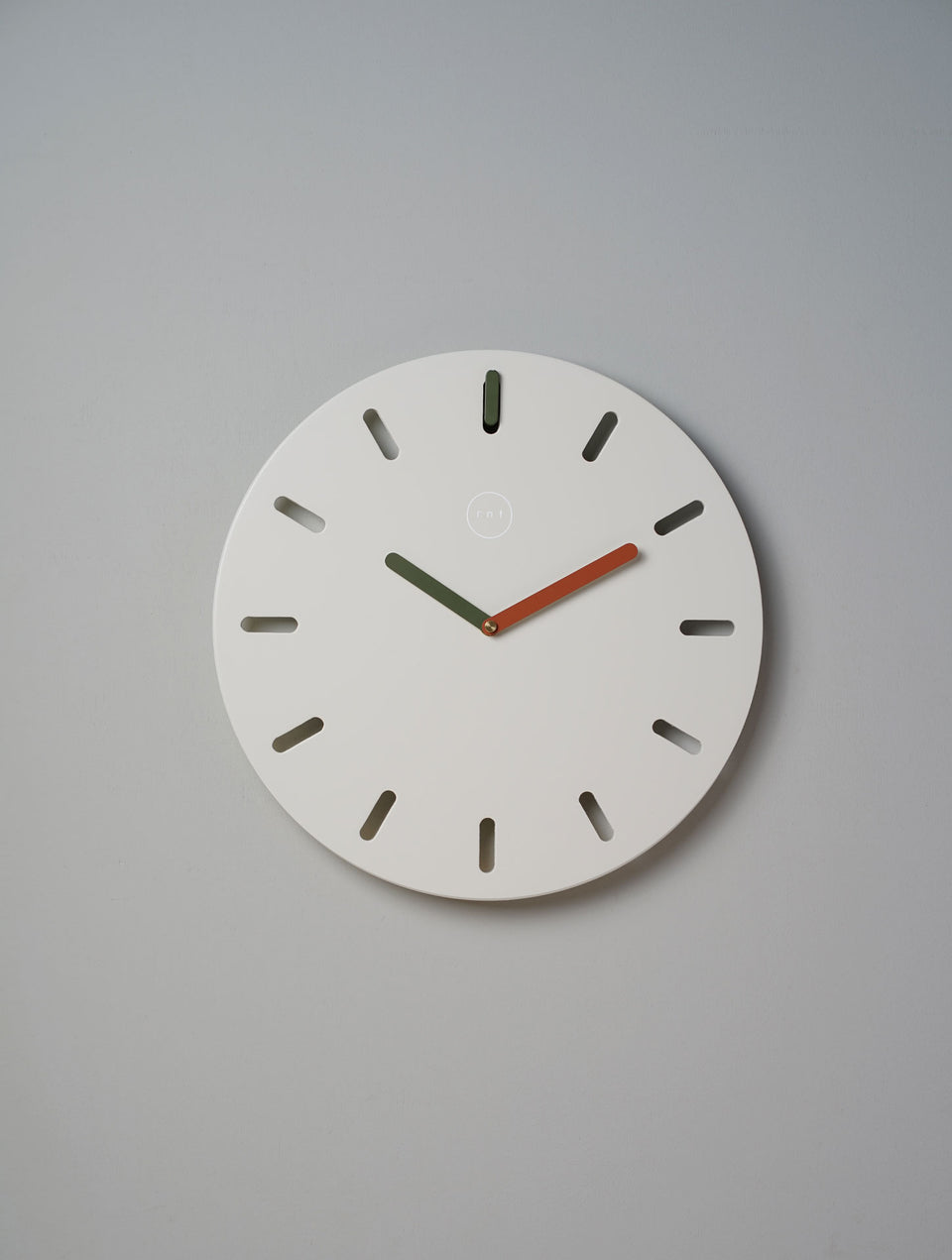 שעון קיר אפור | Time Frame