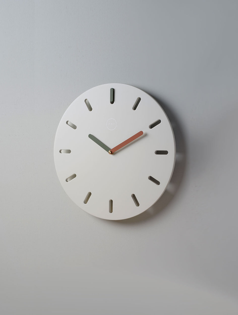 שעון קיר אפור | Time Frame