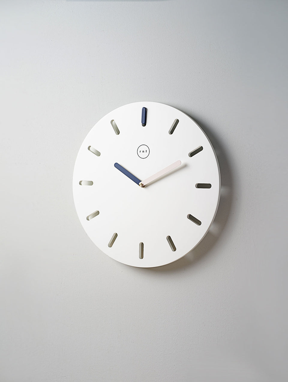 שעון קיר לבן | Time Frame